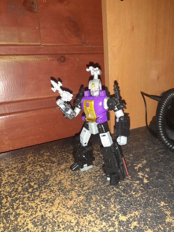 Image Of Bombshell Deluxe  From Transformers Legacy Evolution  (3 of 17)